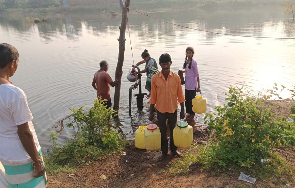 तालाब के बोर से पानी भरने को मजबूर ग्रामीण