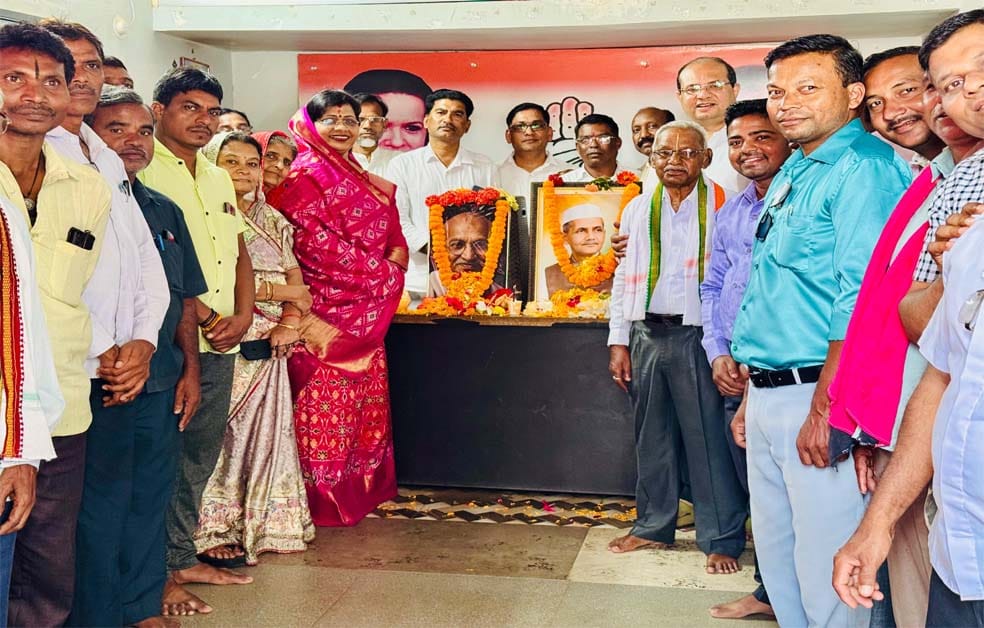गुरूर कांग्रेस कार्यालय में गांधी शास्त्री जयंती कार्यक्रम में संगीता सिन्हा और कांग्रेसजन