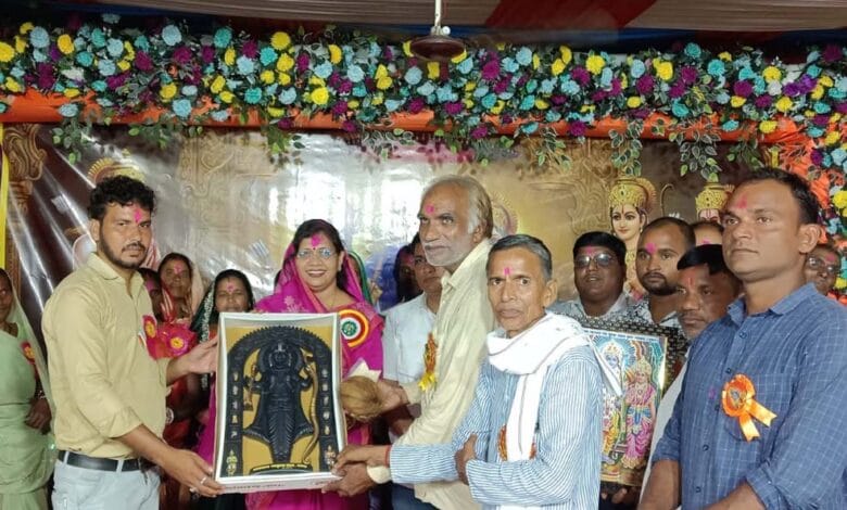 नरबदा मानस गान कार्यक्रम में किसानों की समस्याएं सुनती विधायक संगीता सिन्हा