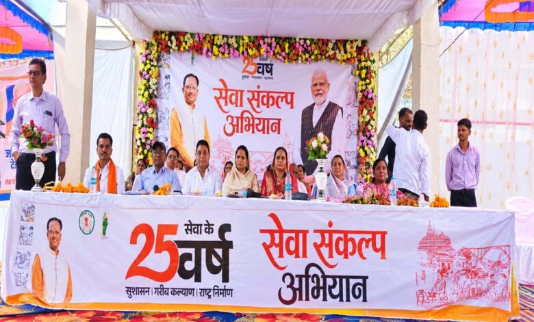 भरदा में सेवा सेतु शिविर में ग्रामीणों को योजनाओं का लाभ देते अधिकारी