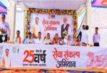 भरदा में सेवा सेतु शिविर में ग्रामीणों को योजनाओं का लाभ देते अधिकारी
