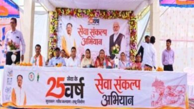 भरदा में सेवा सेतु शिविर में ग्रामीणों को योजनाओं का लाभ देते अधिकारी