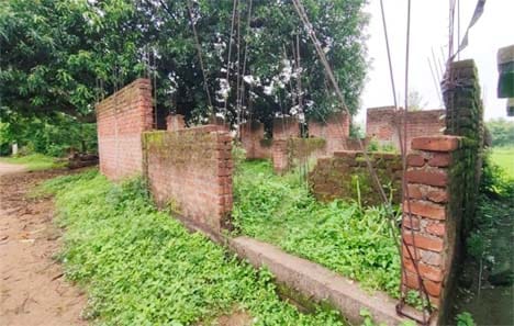गरियाबंद के लाटापारा पुंजीपारा में अधूरा पड़ा आंगनबाड़ी भवन
