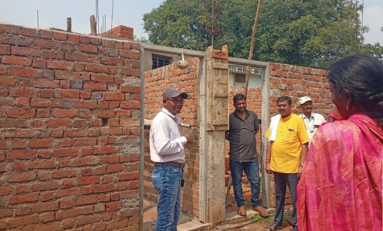 Gurur Janpad CEO inspection के दौरान प्रधानमंत्री आवास निर्माण का निरीक्षण