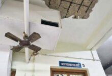 चिखलाकसा प्राथमिक स्वास्थ्य केंद्र का जर्जर भवन और गिरा हुआ छत का प्लास्टर