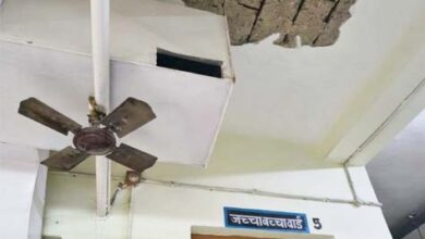 चिखलाकसा प्राथमिक स्वास्थ्य केंद्र का जर्जर भवन और गिरा हुआ छत का प्लास्टर