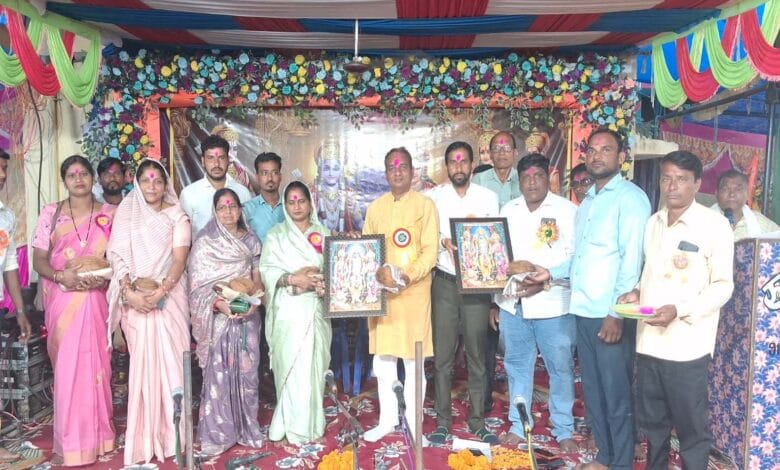 नरबदा मानस गान प्रतियोगिता में तोमन साहू और जनप्रतिनिधि